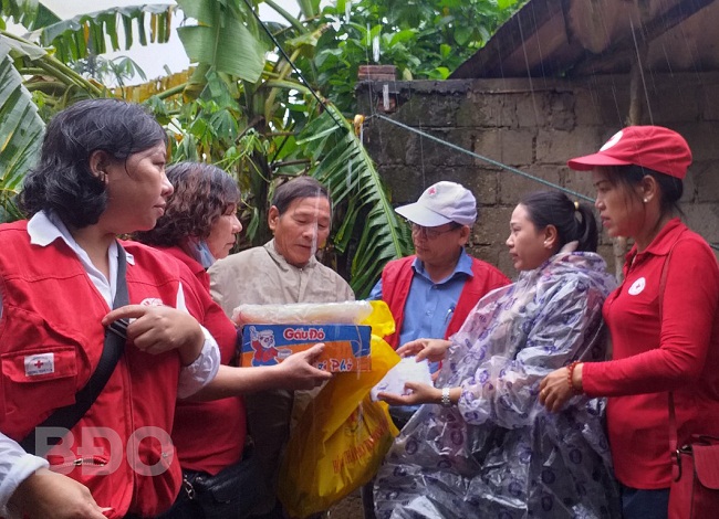 Đoàn cứu trợ Bình Định đến thăm và tặng quà cho đại diện gia đình ông Nguyễn Lâm Huế (khu phố 4, phường 3, TX Quảng Trị, tỉnh Quảng Trị)