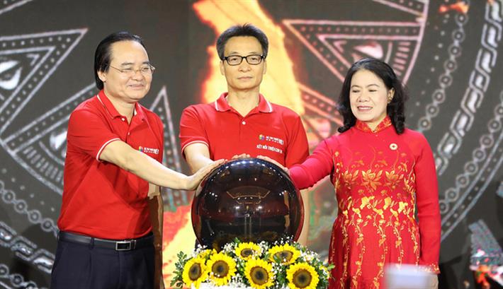 Phó Thủ tưởng Vũ Đức Đam, Bộ trưởng Phùng Xuân Nhạ và đại diện Hội chữ thập đỏ Việt Nam thực hiện nghi thức ra mắt các nền tảng công nghệ