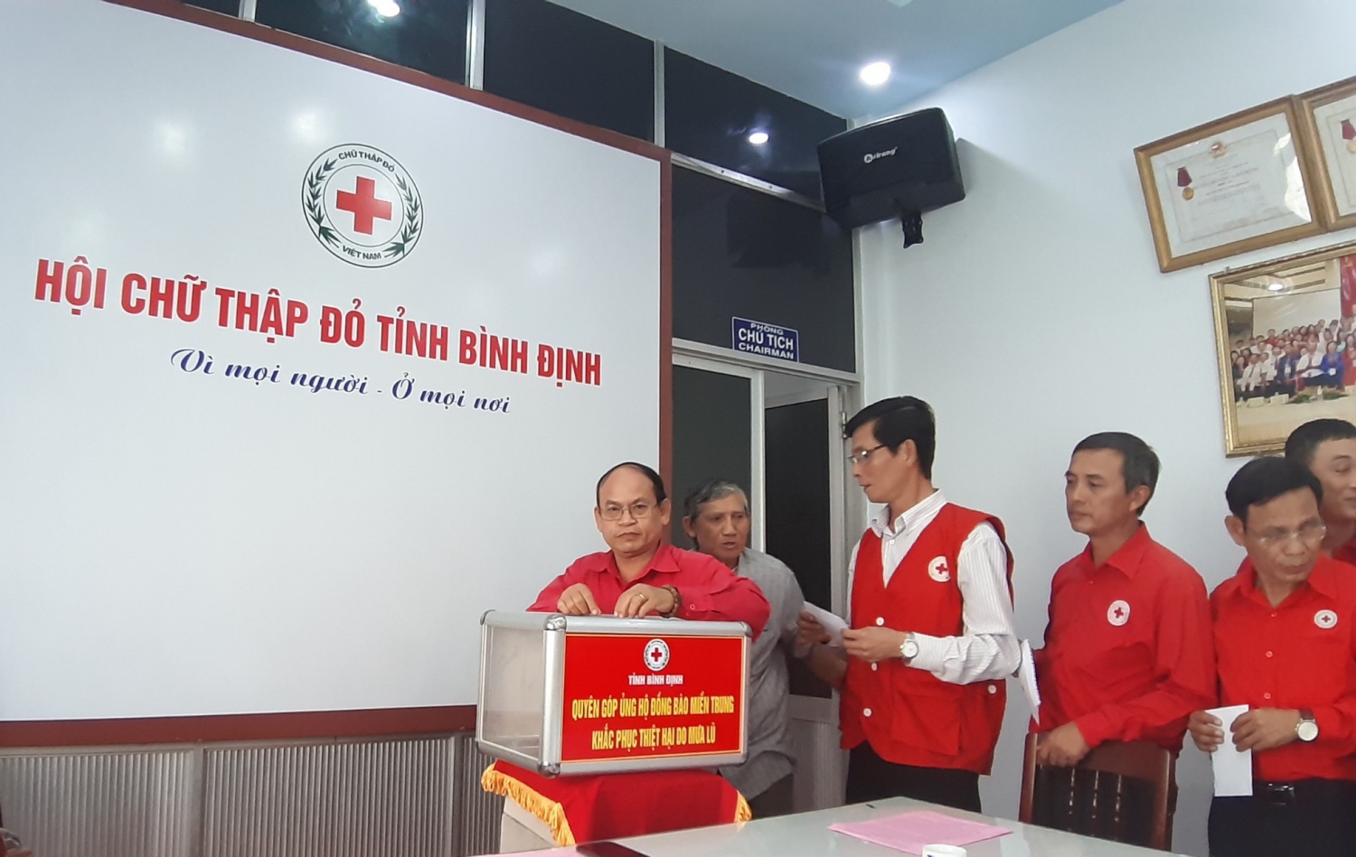 Lãnh đạo Hội CTĐ tỉnh quyên góp ủng hộ đồng bào miền Trung
