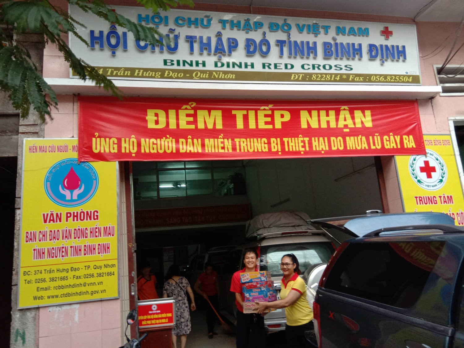 Cán bộ, tình nguyện viên CTĐ tỉnh khẩn trương vận chuyển hàng cứu trợ đồng bào miền Trung yêu thương