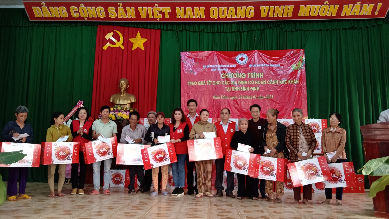 Lãnh đạo Hội CTĐ TP. Hà Nội và tỉnh Bình Dịnh trao tặng quà Tết cho bà con xã Cát Tân, huyện Phù Cát