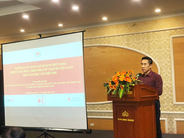 Phó Chủ tịch, Tổng Thư ký Hội Chữ thập đỏ Việt Nam Nguyễn Hải Anh phát biểu tại hội nghị.