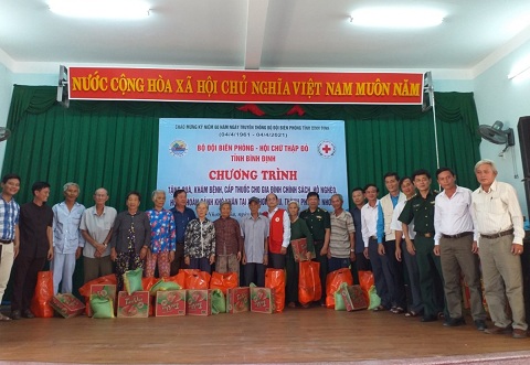 Hội CTĐ và BĐBP tỉnh phối hợp tổ chức chương trình tặng quà, khám bệnh tại xã đảo Nhơn Châu, TP Quy Nhơn