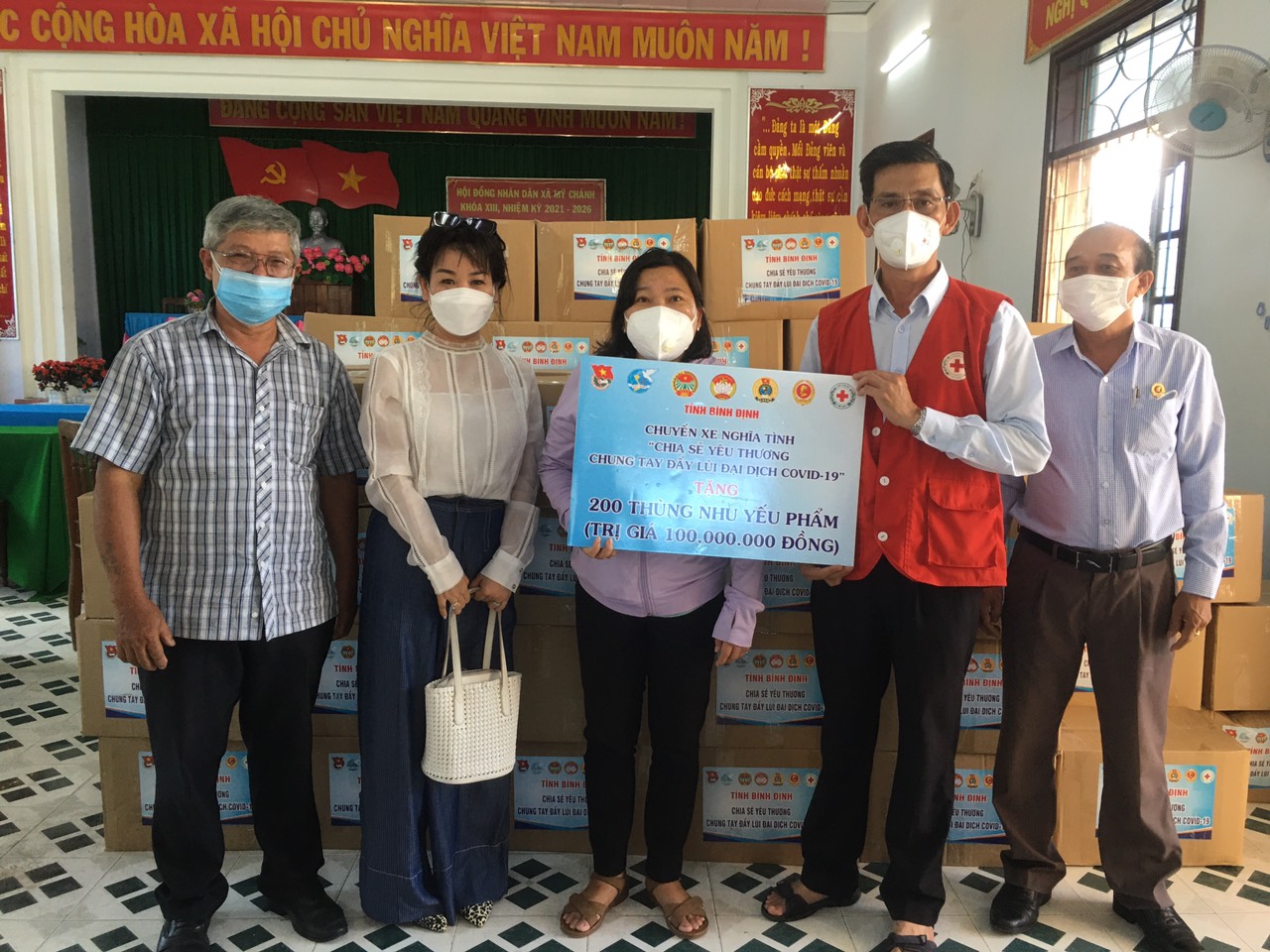 Ông Lê Phong - Phó Chủ tịch Thường trực Hội CTĐ tỉnh (áo đỏ) đang trao hỗ trợ cho hộ dân khó khăn