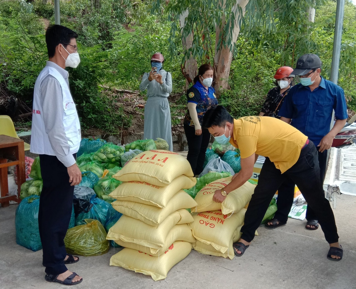 TRAO HƠN 1 TẤN LƯƠNG THỰC, THỰC PHẨM CHO BỆNH NHÂN KHÓ KHĂN