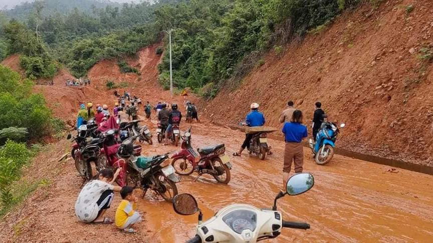 Đường lên xã An Vinh bị sạt lở
