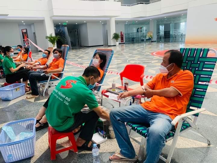 Mọi người tham gia HMTN cứu người