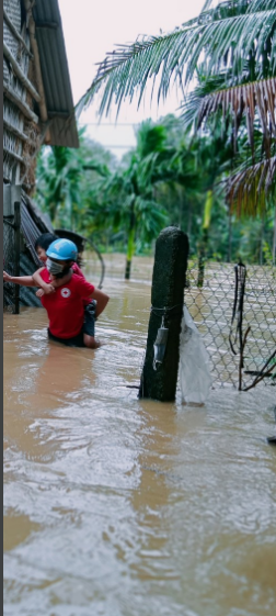 Hội CTĐ xã Ân Hảo Tây, huyện Hoài Ân "Cõng" trẻ em ra khỏi khu vực bị ngập sâu do mưa mũ chảy xiết sáng nay 29/11