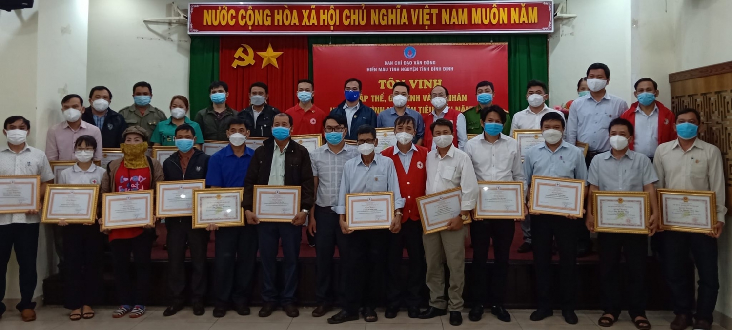 TÔN VINH TẬP THỂ, GIA ĐÌNH VÀ CÁ NHÂN HIẾN MÁU TIÊU BIỂU NĂM 2021