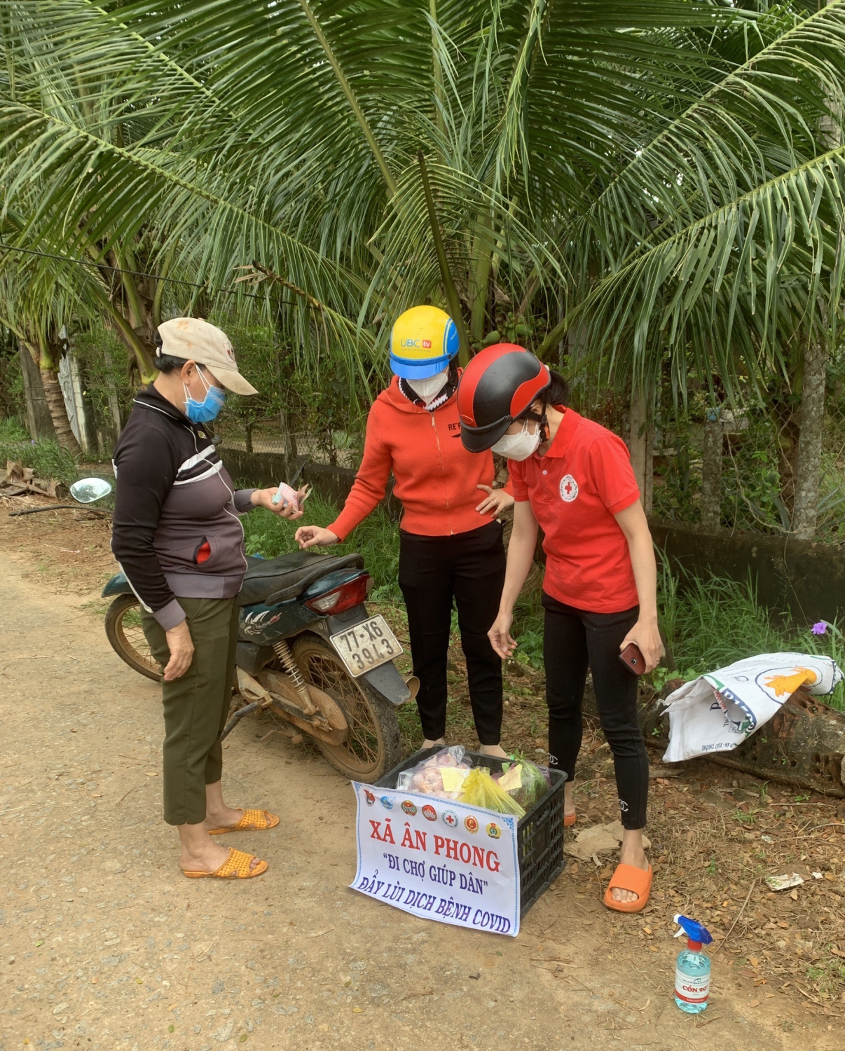 Giỏ hàng được tình nguyện viên CTĐ tham gia "Đi chợ giúp dân"