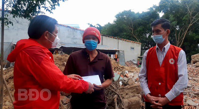 Đoàn công tác của Hội CTĐ Việt Nam và Hội CTĐ tỉnh đã đến trao tiền, quà hỗ trợ người dân xã Phước Hòa (huyện Tuy Phước) ngay sau đợt mưa lũ. Ảnh: N.T