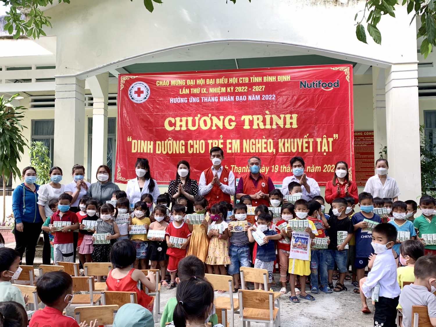Hội Chữ Thập đỏ tỉnh Bình Định tặng quà tại huyện Vĩnh Thạnh