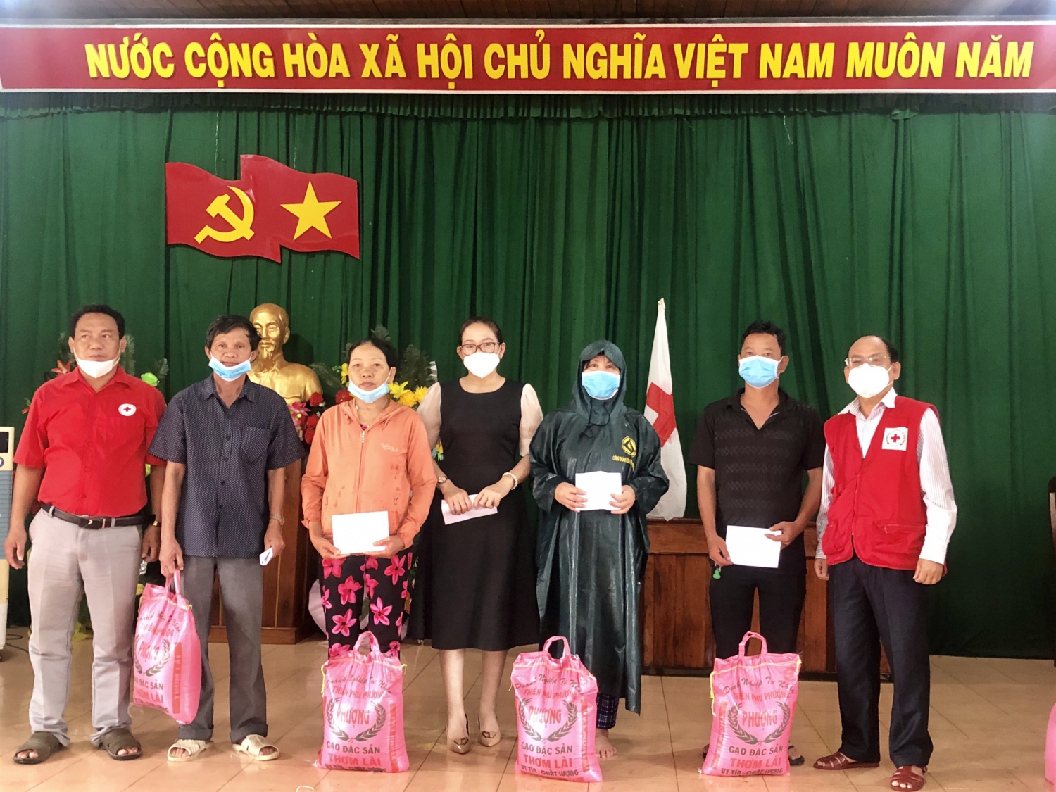 Bà con ngư dân Nhơn Lý nhận quà cứu trợ