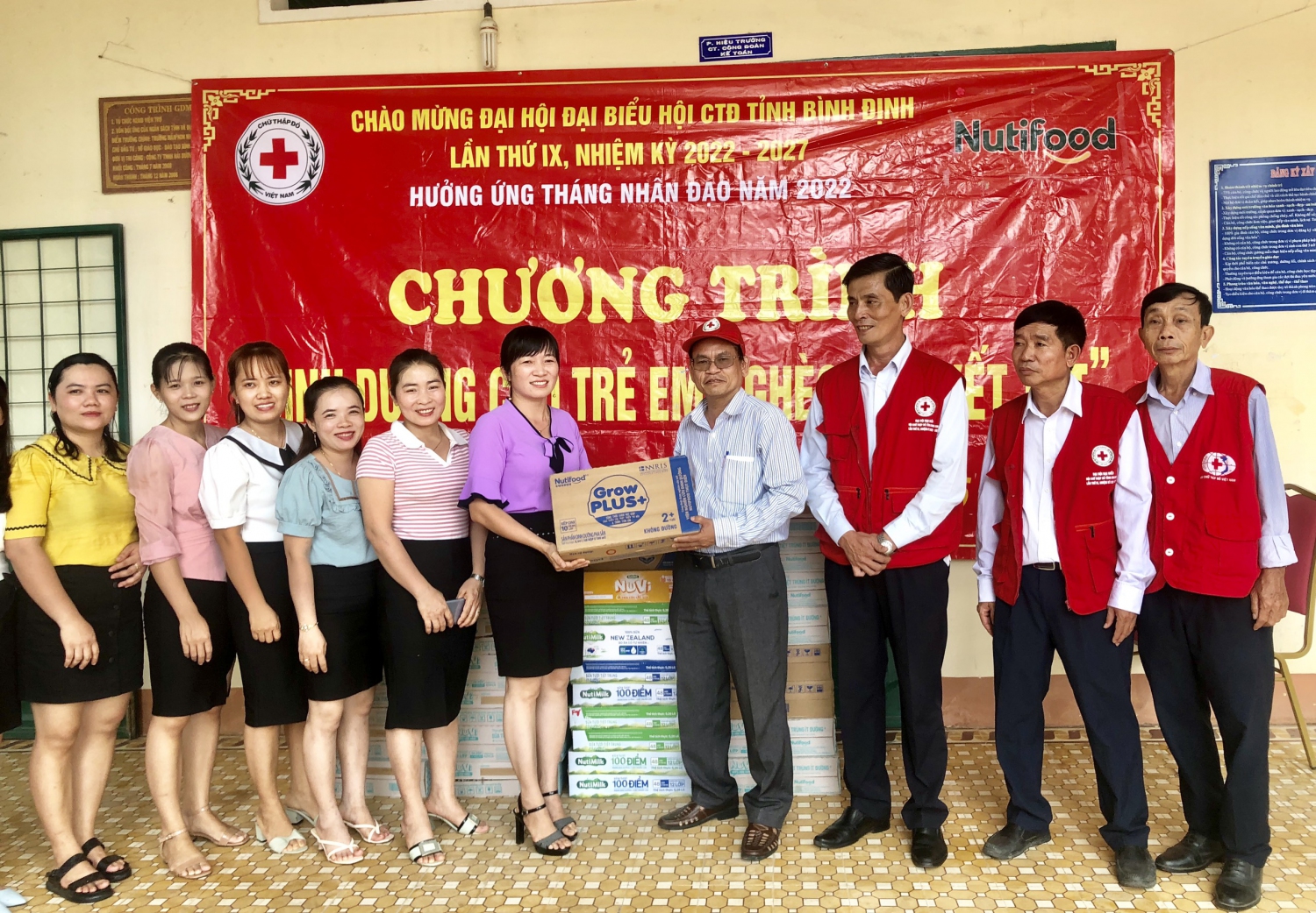 Tặng 56 thùng sữa cho học sinh mầm non