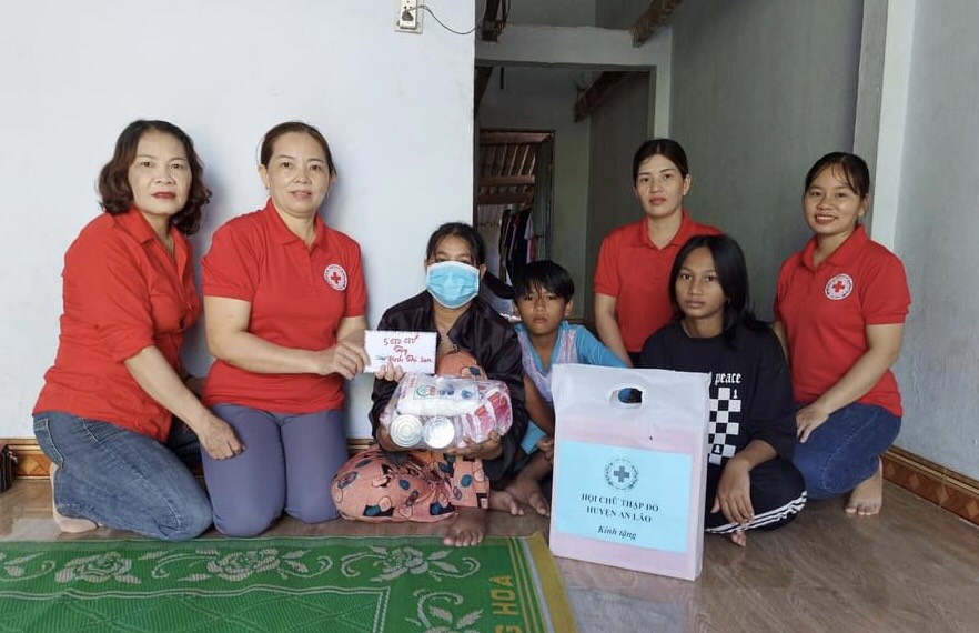 Hội CTĐ huyện An Lão tặng quà cho 3 trường hợp bị bệnh hiểm nghèo trên địa bàn huyện.