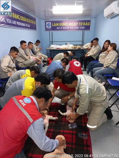 Học viên công ty thực hành sơ cấp cứu