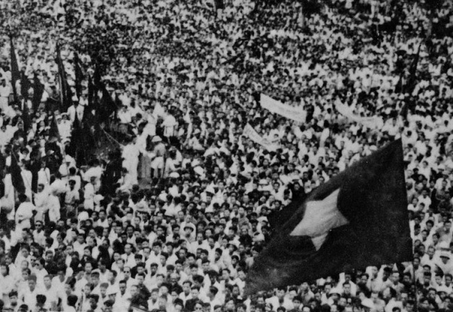 Ngày 19.8.1945, hàng vạn người dân Thủ đô dự mít tinh tại Quảng trường Nhà hát Lớn thành phố chào mừng thắng lợi của Cách mạng tháng Tám. Ảnh: Tư liệu TTXVN