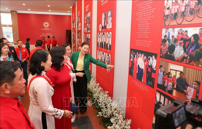 vna potal khai mac trien lam “he sinh thai nhan dao” stand (1)