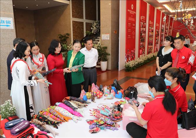 vna potal khai mac trien lam “he sinh thai nhan dao” stand (2)