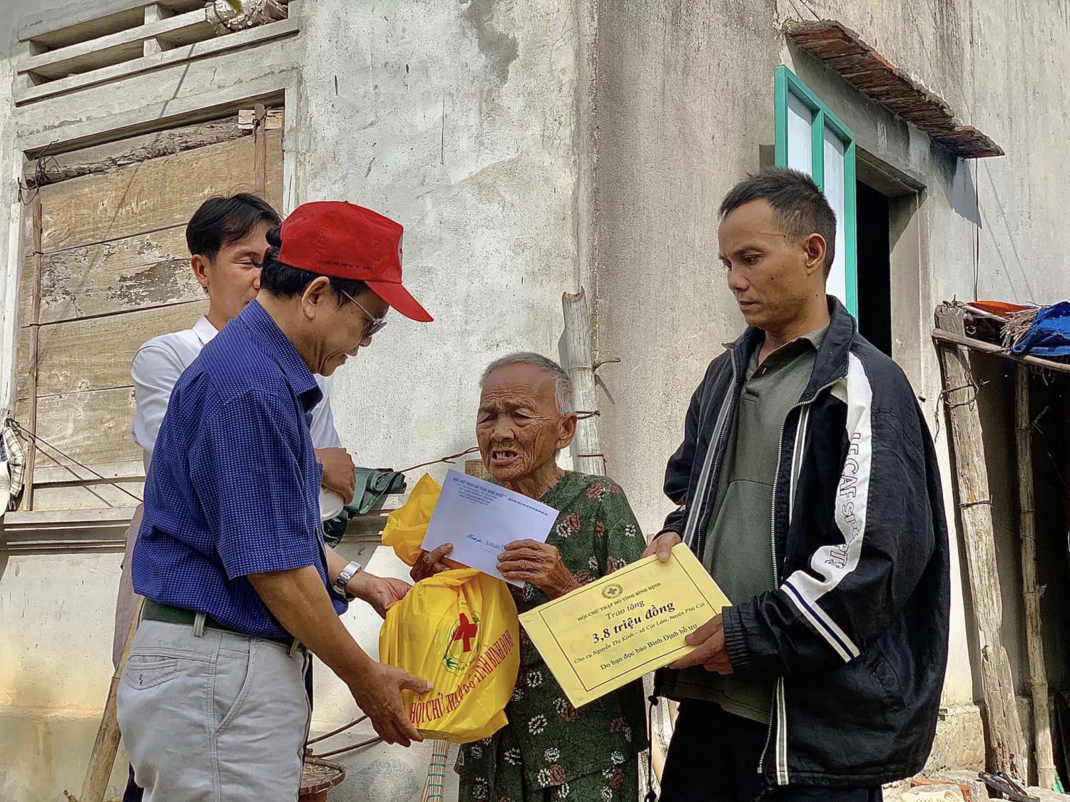 Ông Hà Văn Cát - Chủ tịch Hội CTĐ tỉnh trao tặng hỗ trợ kinh phí của bạn đọc cho cụ Kỉnh