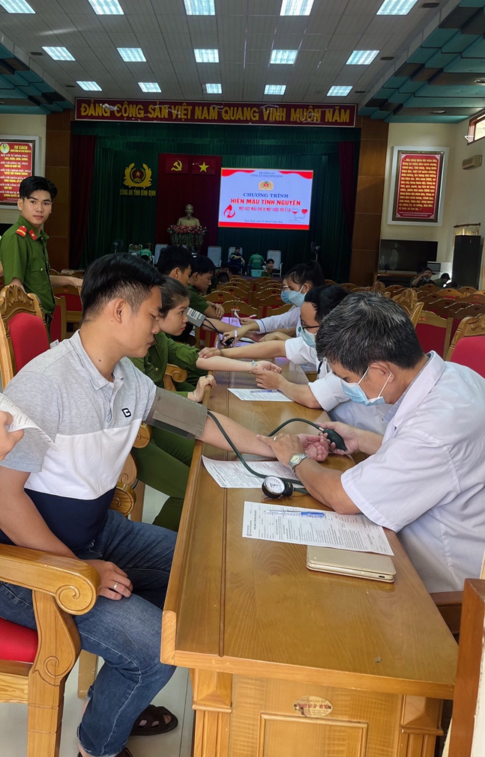 Cán bộ chiến sĩ Công an tỉnh tham gia hiến máu tình nguyện