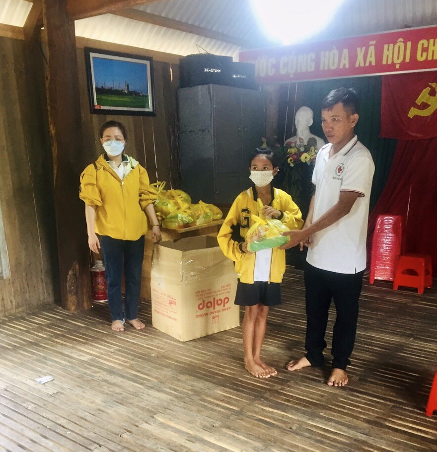 Hội Chữ thập đỏ xã Tây Xuân phối hợp tặng quà cho học sinh và người dân Làng Cam