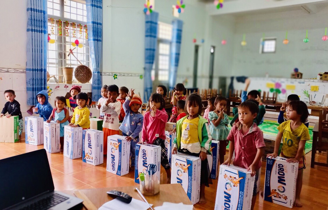 Hội CTĐ tỉnh phối hợp khám bệnh cấp thuốc và tặng quà cho người dân ở xã Vĩnh Sơn