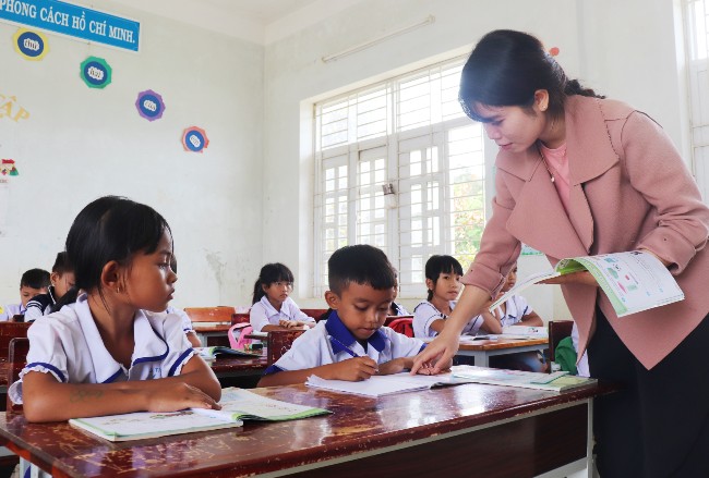 Học sinh đồng bào dân tộc thiểu số học tại Trường Tiểu học Canh Liên (Vân Canh)