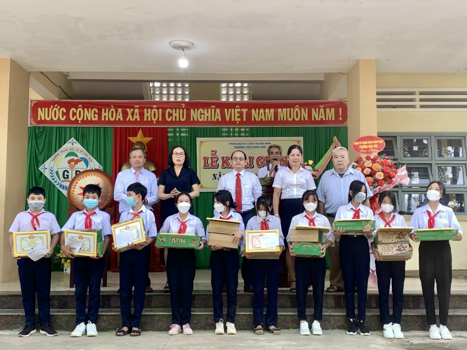Hội Chữ thập đỏ Tỉnh trao 20 suất quà cho học sinh nghèo vượt khó