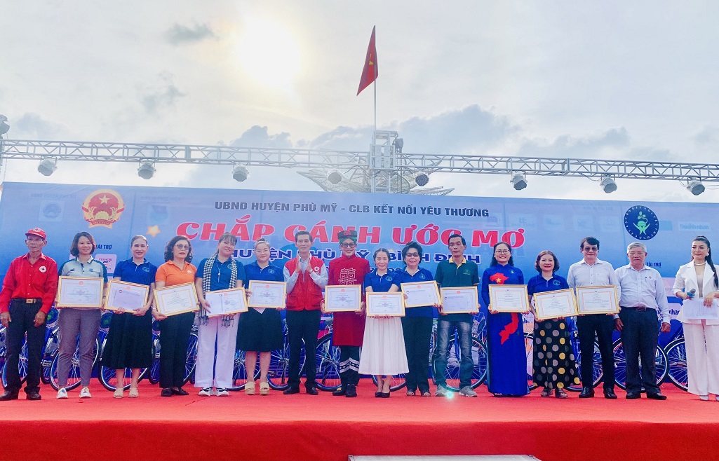 Tổ chức chương trình Chắp cánh ước mơ cho người dân, học sinh nghèo huyện Phù Mỹ