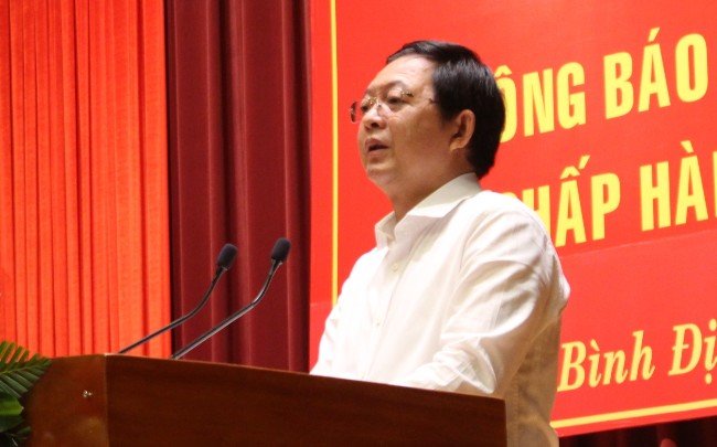 Bí thư Tỉnh ủy Hồ Quốc Dũng thông báo nhanh kết quả Hội nghị lần 6 Ban chấp hành Trung ương Đảng khóa XIII. Ảnh: N. HÂN