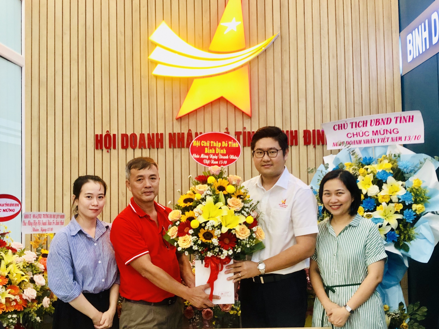 Hội Chữ thập đỏ tỉnh thăm hỏi, tặng hoa chúc mừng Hội doanh nhân trẻ Bình Định nhân ngày Doanh nhân Việt Nam