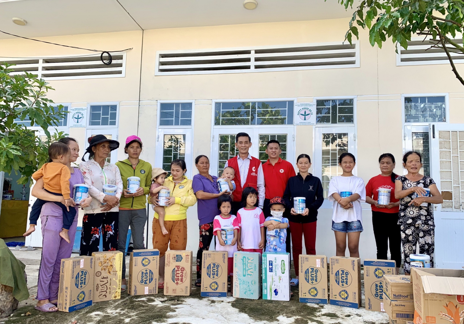 Hội CTĐ tỉnh trao tặng sữa dinh dưỡng cho học sinh mầm non
