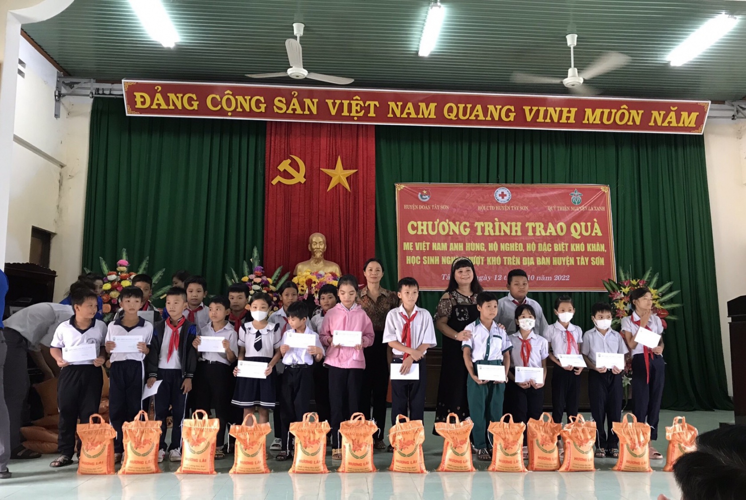 Hội CTĐ huyện Tây Sơn phối hợp tặng quà cho học sinh trên địa bàn
