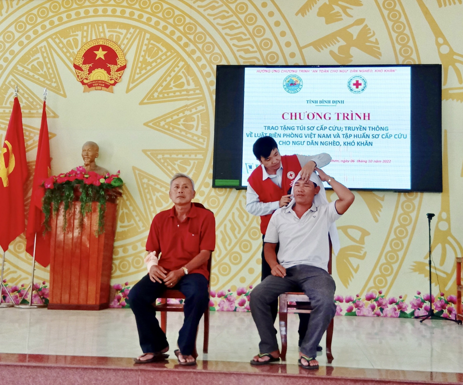 Hội CTĐ tỉnh trao tặng túi sơ cấp cứu cho ngư dân