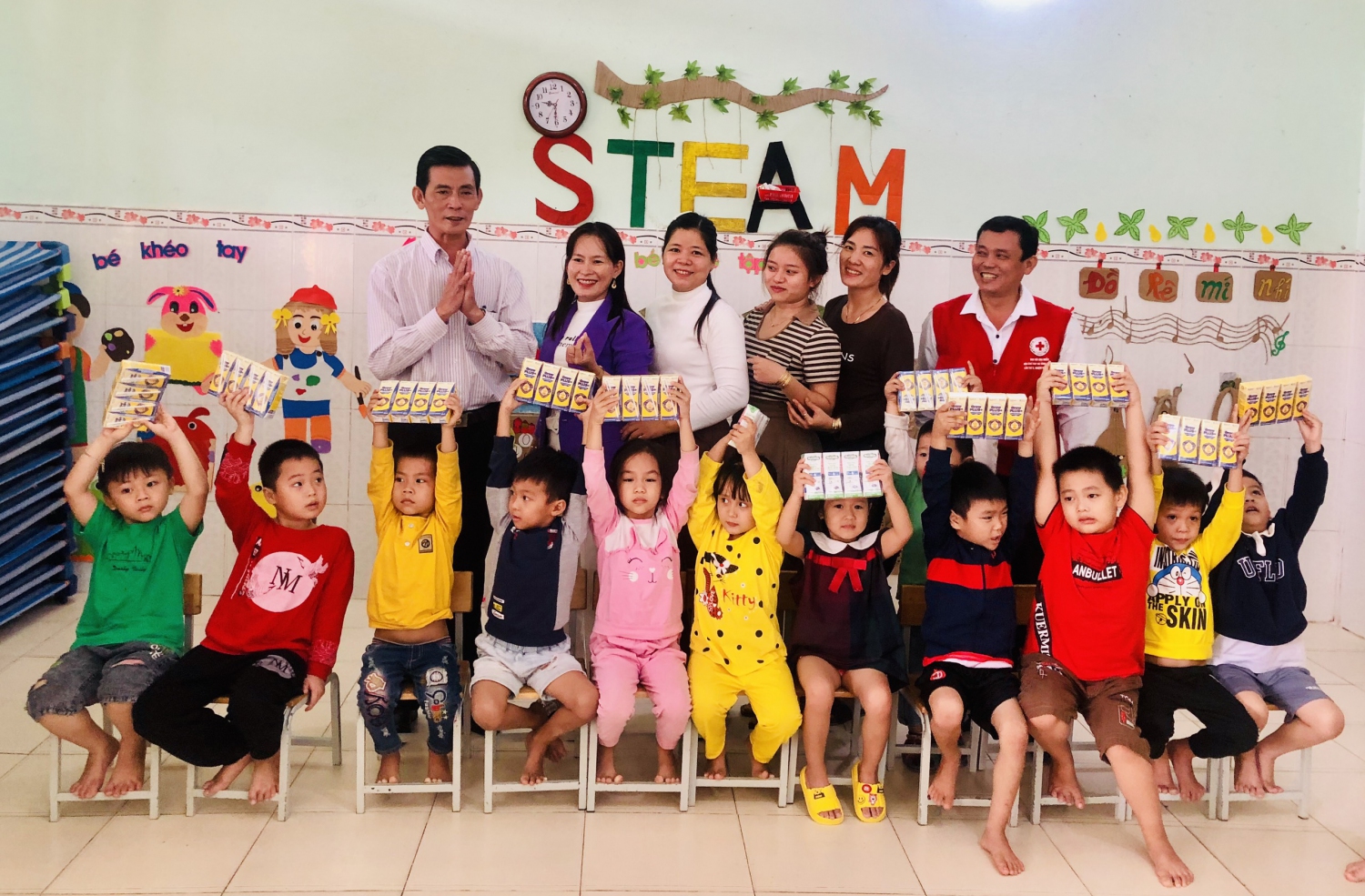 Hội Chữ thập đỏ tỉnh trao sữa cho bệnh nhi và học sinh mầm non