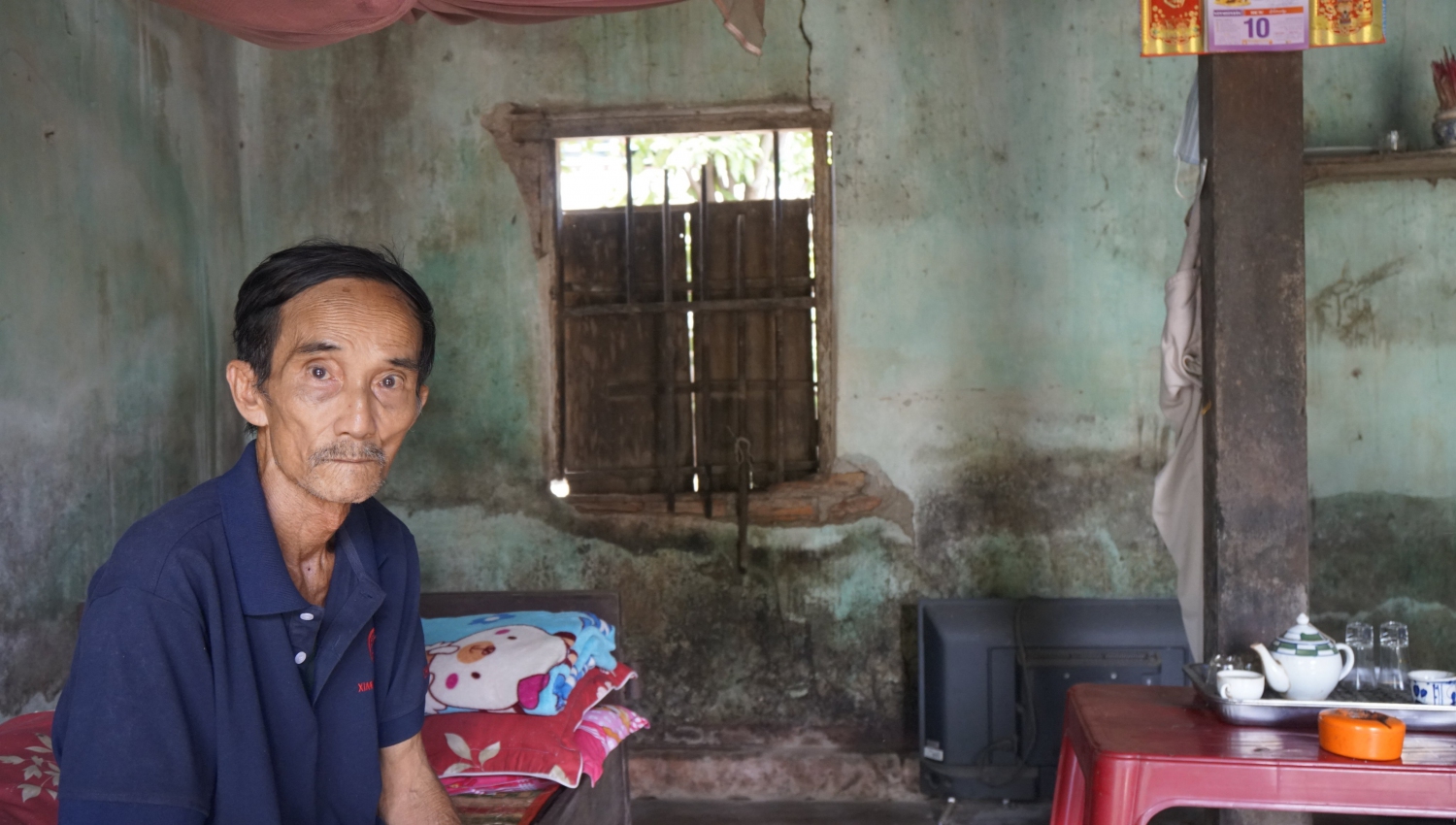 Người đàn ông 20 năm “Ruột để ngoài da” sống trong căn nhà chờ sập