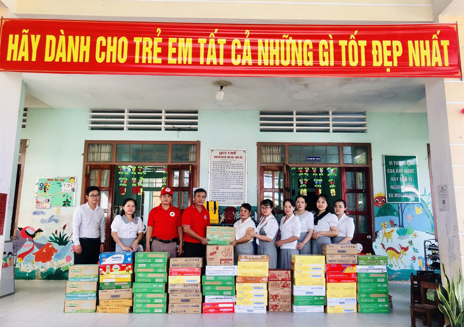 Hội CTĐ tỉnh tặng sữa cho học sinh mầm non ở huyện Tây Sơn