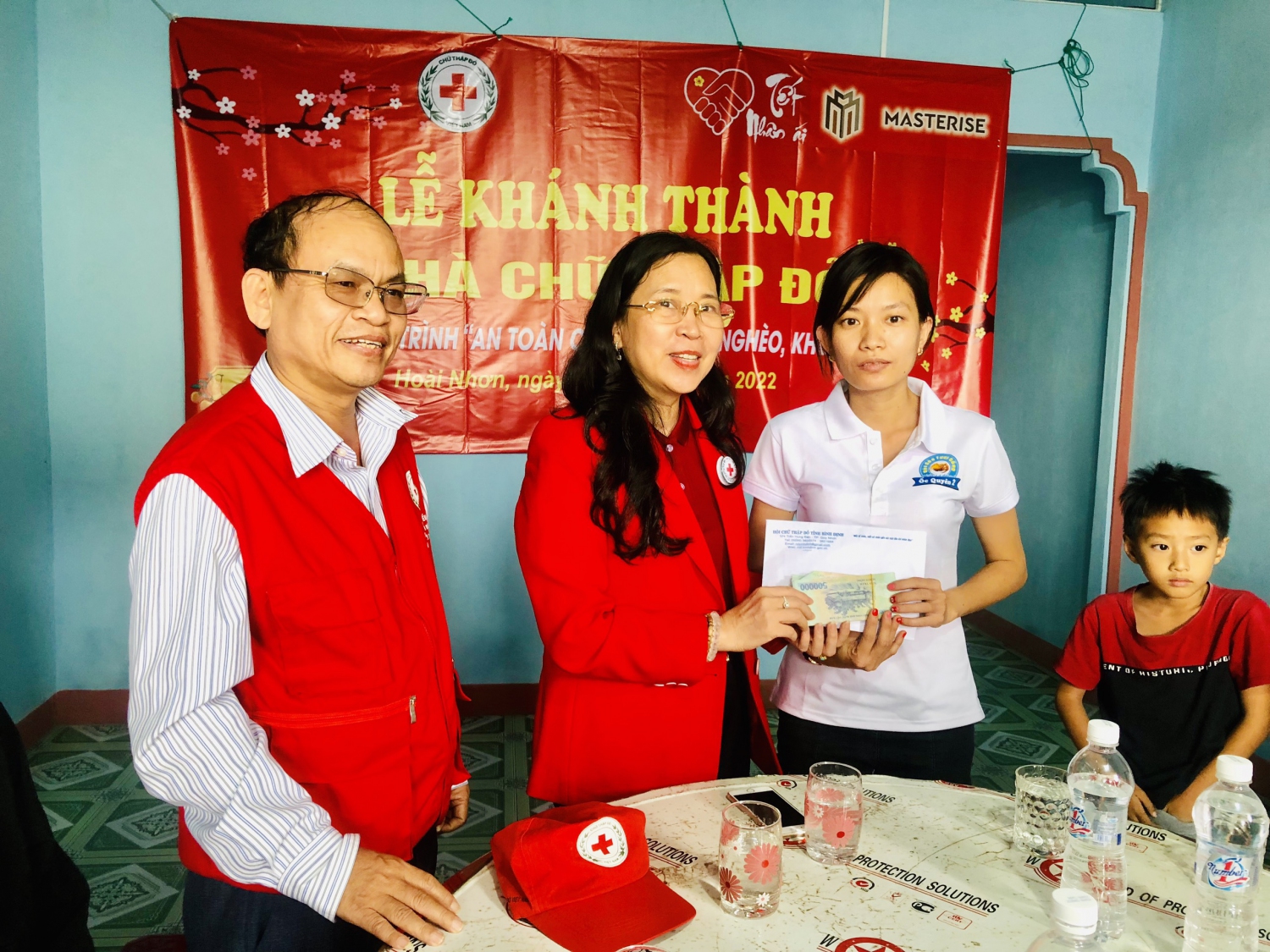 Hội Chữ thập đỏ tỉnh Bình Định bàn giao nhà Chữ Thập đỏ cho ngư dân nghèo