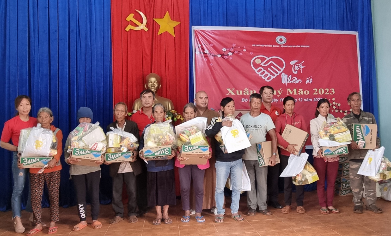 Đoàn nhận quà