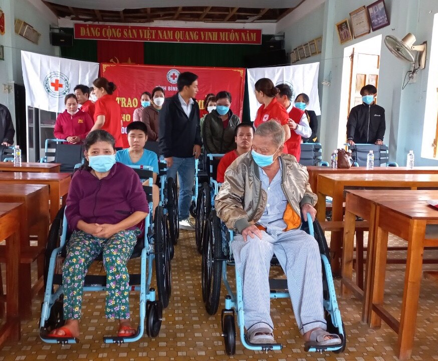 Hội CTĐ tỉnh trao tặng xe lăn cho người khuyết tật trên địa bàn