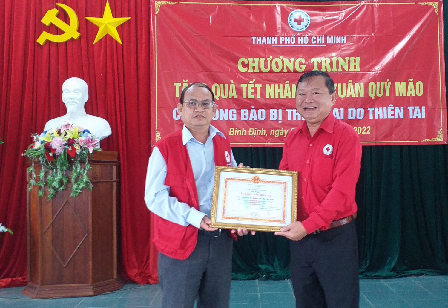 Tặng quà hỗ trợ người dân khó khăn
