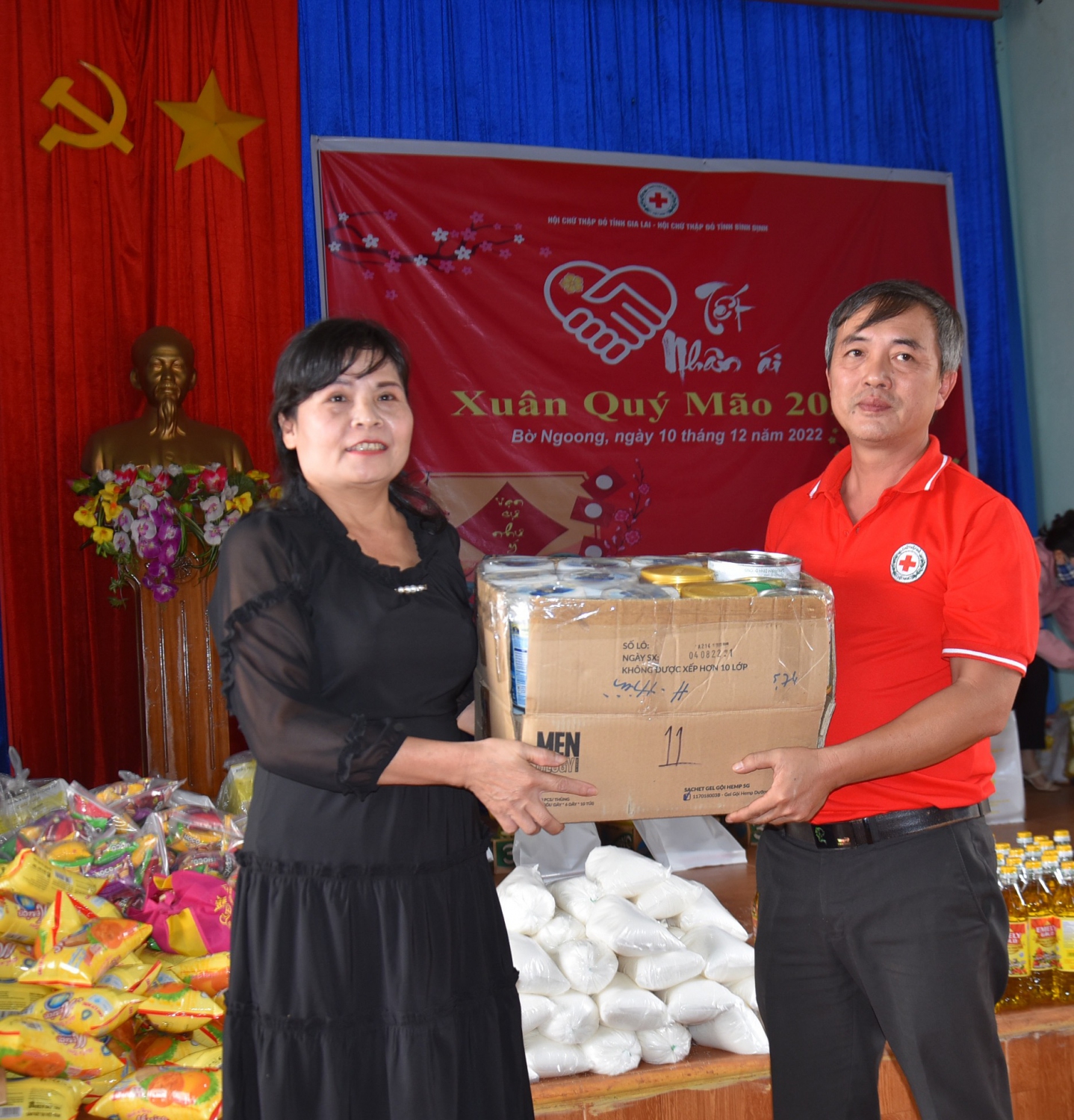 Hội Chữ thập đỏ tỉnh Bình Định thăm tặn quà cho người dân xã Bờ Ngoong, huyện Chư Sê, Gia Lai