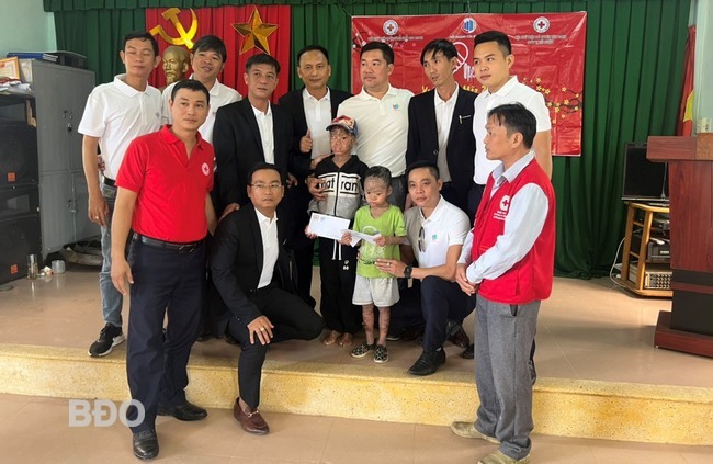 Tặng tiền, suất ăn hỗ trợ bệnh nhân, hộ dân khó khăn