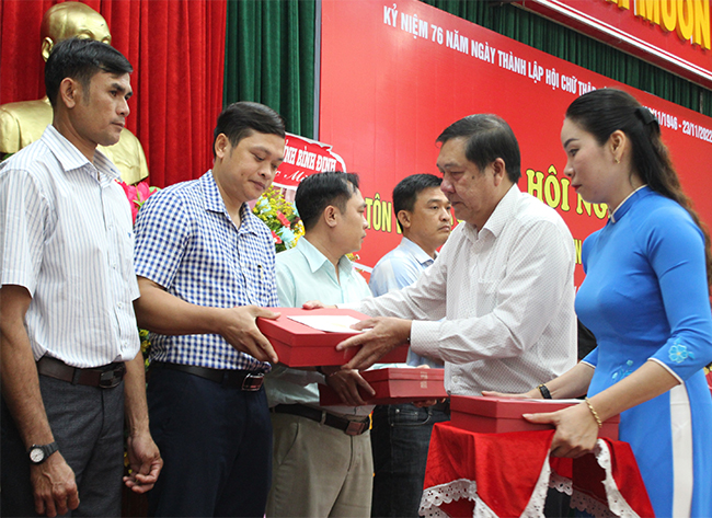 Võ sư Nguyễn Trần Cảnh nhận biểu trưng hiến máu tình nguyện dành cho cá nhân hiến máu tình nguyện tại Hội nghị tôn vinh.   Ảnh: N.T