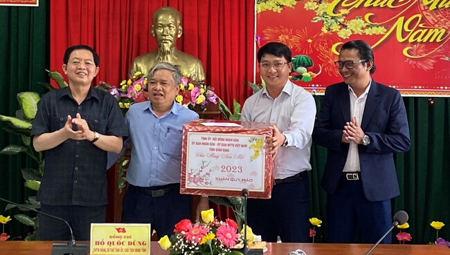 Bí thư Tỉnh ủy Hồ Quốc Dũng tặng quà tết cho lãnh đạo huyện Vân Canh