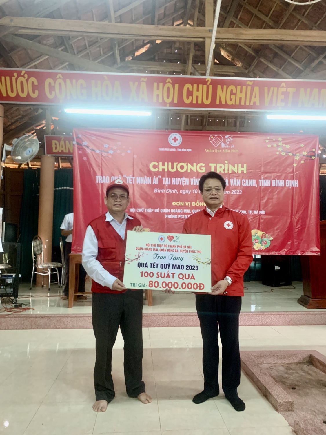 Tặng quà Tết cho đồng bào nghèo