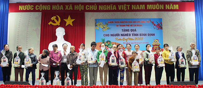 Phó Bí thư Thành ủy TP Hồ Chí Minh Nguyễn Văn Hiếu và Trưởng Ban Dân vận, Chủ tịch Ủy ban MTTQ Việt Nam tỉnh Nguyễn Thị Phong Vũ trao quà cho các hộ nghèo do thiên tai trên địa bàn huyện Tuy Phước.