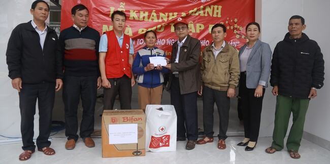 Lãnh đạo Hội CTĐ tỉnh trao tiền cho bà Nguyễn Thị Rí