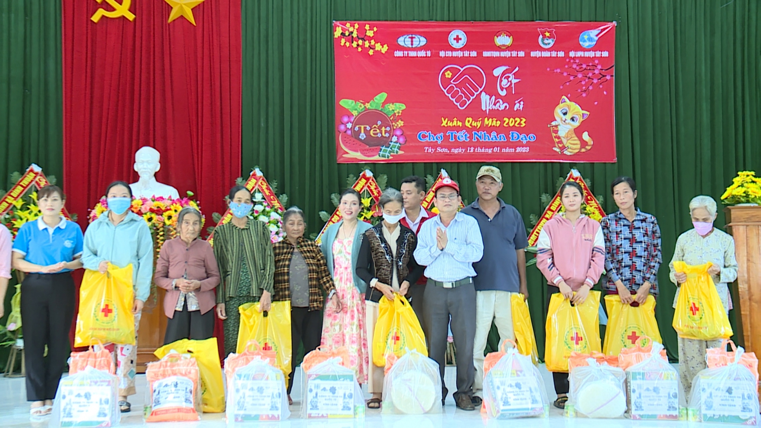 Chợ Tết nhân đạo tại huyện Tây Sơn